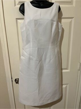 Elegant Sleeveless White Shift Dress